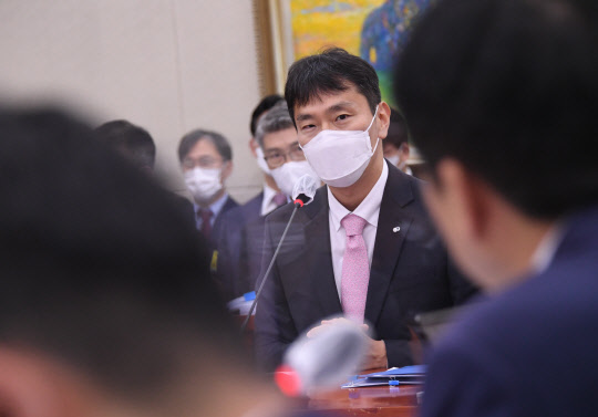 이복현 금융감독원장이 11일 서울 여의도 국회에서 열린 정무위원회의 금융감독원 국정감사에서 의원들의 질의에 답변하고 있다.  연합뉴스.